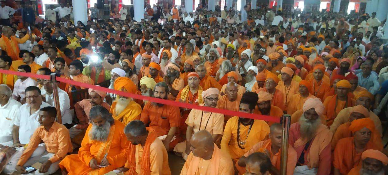 Guru Purnima 2019 अपने गुरु योगी आदित्यनाथ का आशीर्वाद लेने दूर दराज से पहुंचे शिष्य