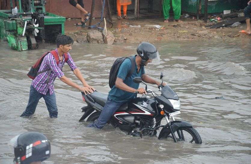 राजस्थान में यहां तेज बारिश के बाद शहर हुआ पानी-पानी, सड़कें नी दरियां
