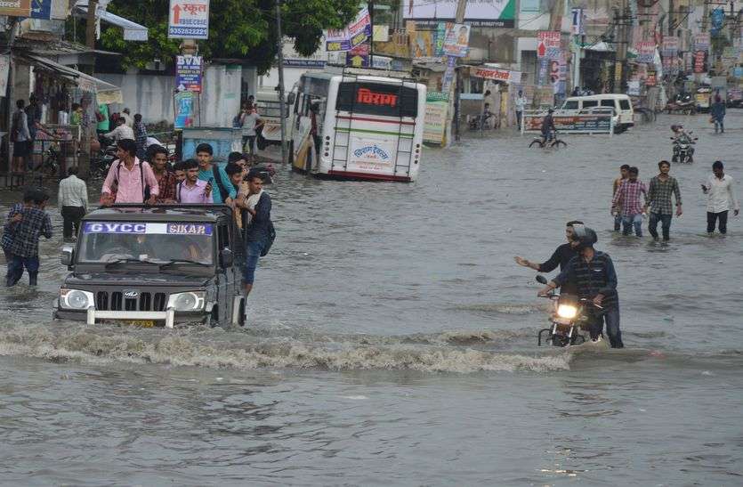 राजस्थान में यहां तेज बारिश के बाद शहर हुआ पानी-पानी, सड़कें नी दरियां