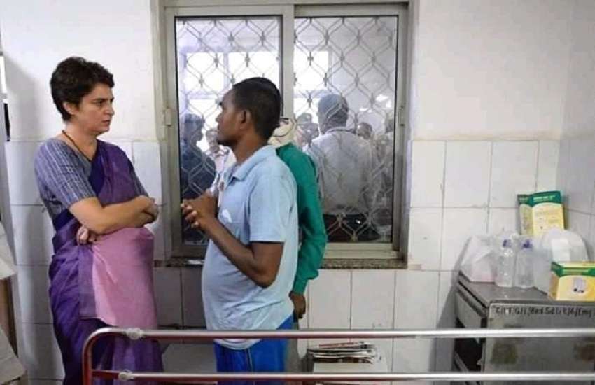 ट्रामा सेंटर में मरीजों से मिलतीं प्रियंका गांधी