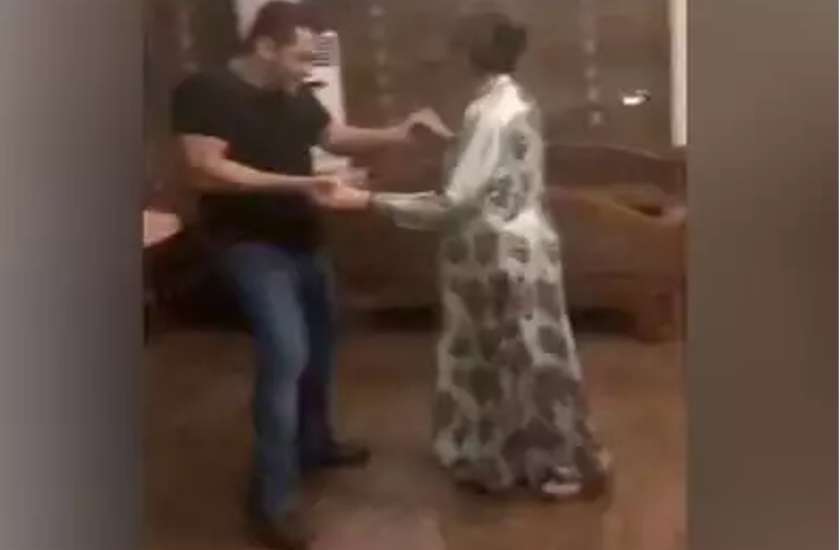 salman-khan-dancing-with-her-mother-salma-khan-video-viral