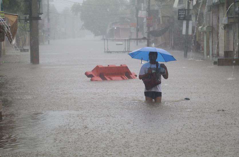 Heavy Rain Alert in Sikar Rajasthan : सीकर में भारी बारिश ने लोगों की मुश्किलें बढ़ा दी है। पिछले दो दिन से हो रही बारिश का दौर आज भी जारी है। इसी बीच मौसम विभाग ने आज और कल के लिए भारी से भारी बारिश की चेतावनी जारी की है।