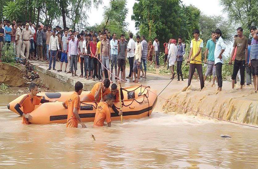 Heavy Rain Alert in Sikar Rajasthan : सीकर में भारी बारिश ने लोगों की मुश्किलें बढ़ा दी है। पिछले दो दिन से हो रही बारिश का दौर आज भी जारी है। इसी बीच मौसम विभाग ने आज और कल के लिए भारी से भारी बारिश की चेतावनी जारी की है।