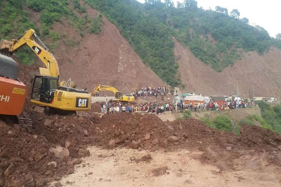 Landslide on Srinagar-Leh highway, remains closed
