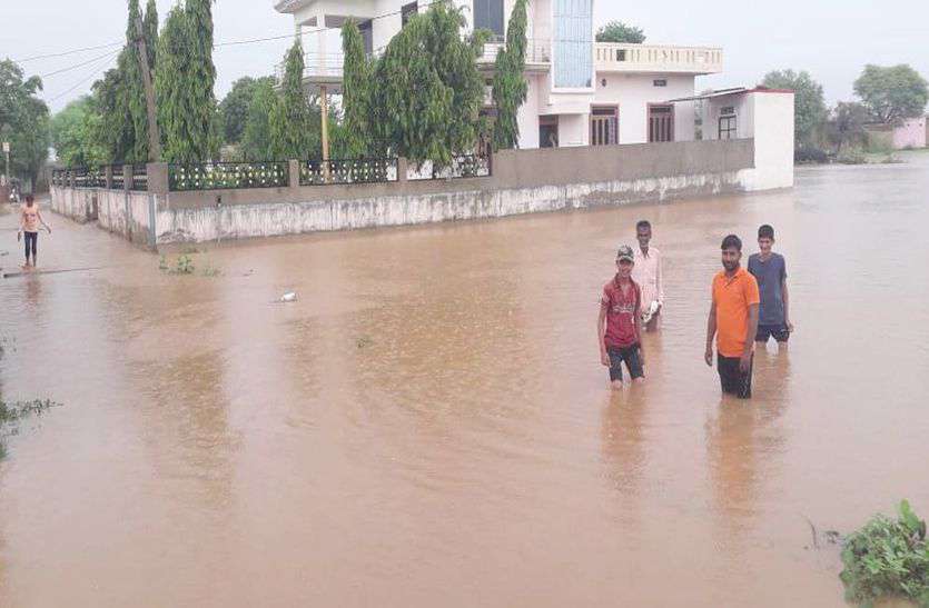 Heavy Rain in Sikar : शेखावाटी में लगातार तीसरे दिन शुक्रवार को भी भारी बारिश हुई। सीकर जिले में शुक्रवार शाम पांच बजे तक 181 एमएम बारिश हुई।