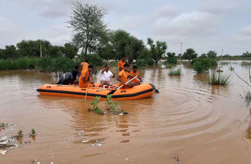 Heavy Rain in Sikar : शेखावाटी में लगातार तीसरे दिन शुक्रवार को भी भारी बारिश हुई। सीकर जिले में शुक्रवार शाम पांच बजे तक 181 एमएम बारिश हुई।