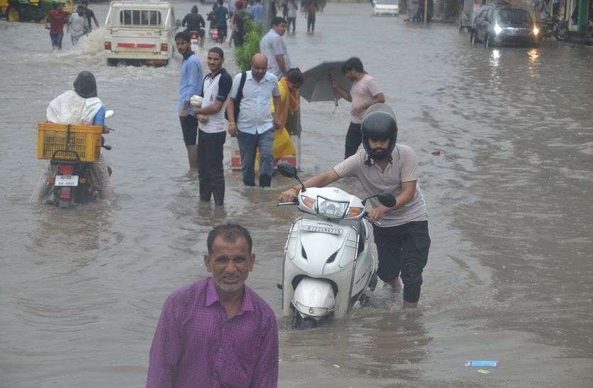 Heavy Rain in Sikar : सीकर में तीन दिन से हो रही भारी बारिश का कहर थमने का नाम नहीं ले रहा। मौसम विभाग के अलर्ट के बाद आज फिर तेज बरसात का दौर शुरू हो गया।