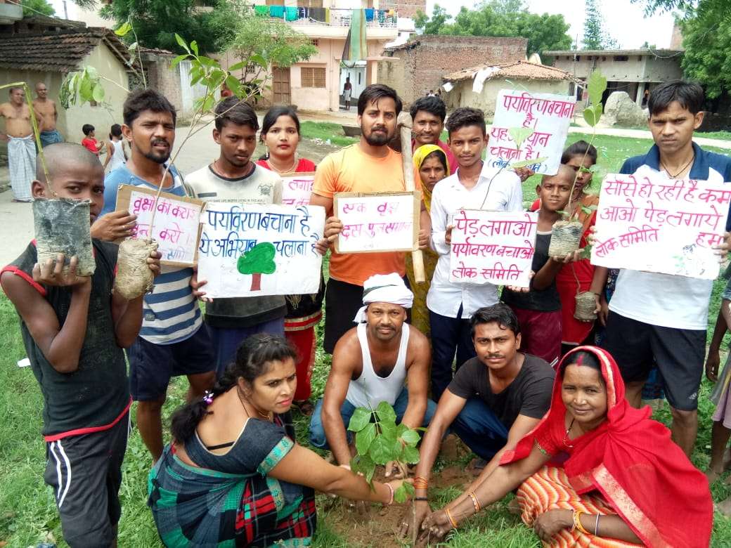 वीरभानपुर गांव में पौधरोपण करती महिला और युवा