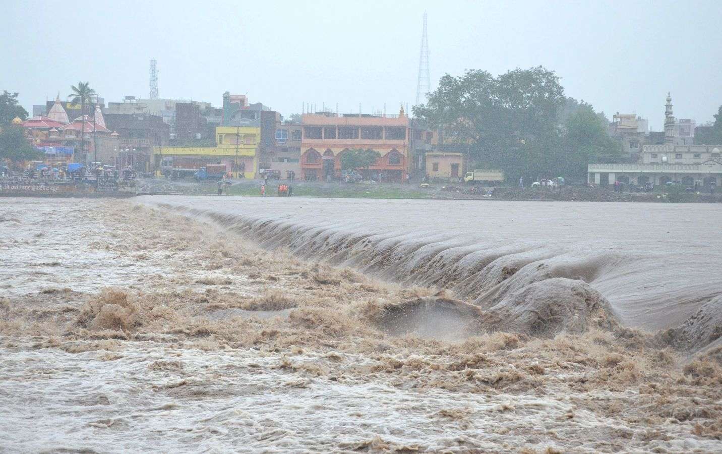 बुरहानपुर जिले में बुधवार रात से लगातार तेज बारिश का दौर जारी है ।