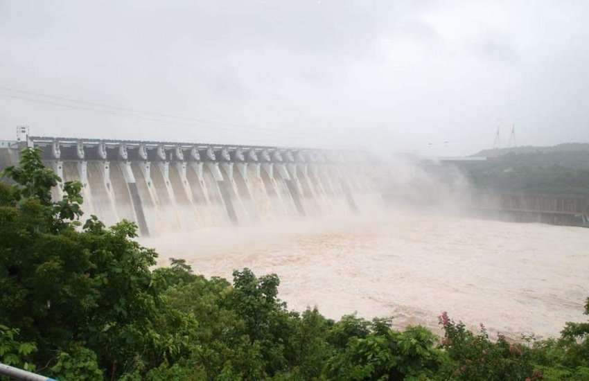 dangerous flood video of narmada river