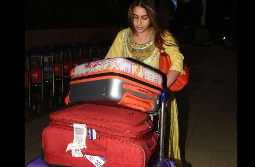 sara-ali-khan-with-luggage