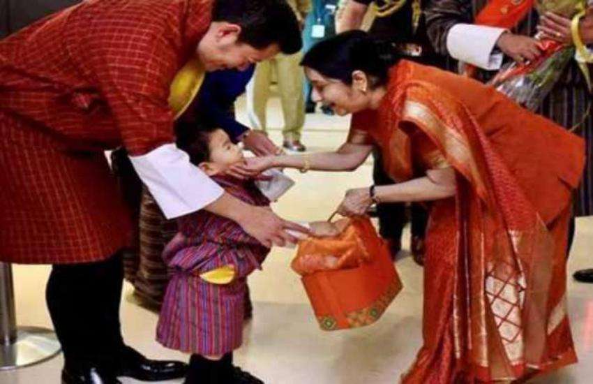 भूटान नरेश के साथ सुषमा स्वराज