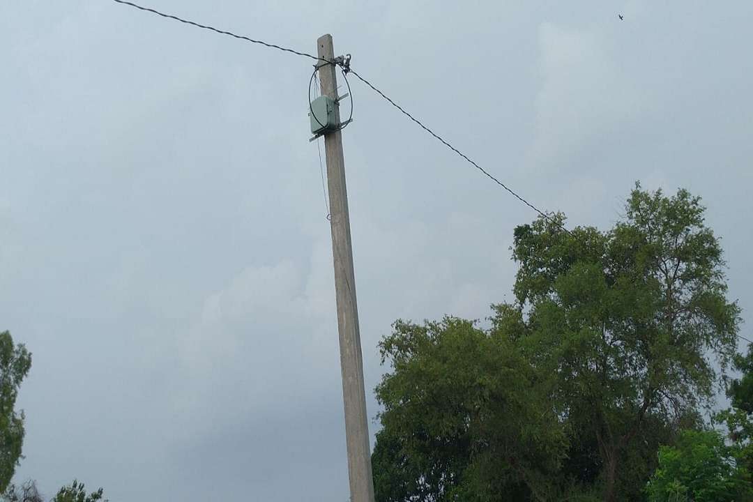 करनाडीह गांव में यूं दौड़ाए गए हैं बिजली के तार