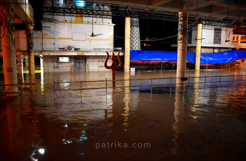 Weather updates: बाढ़ में चारों तरफ आफत ही आफत, भगवान भोलेनाथ भी जलमग्न