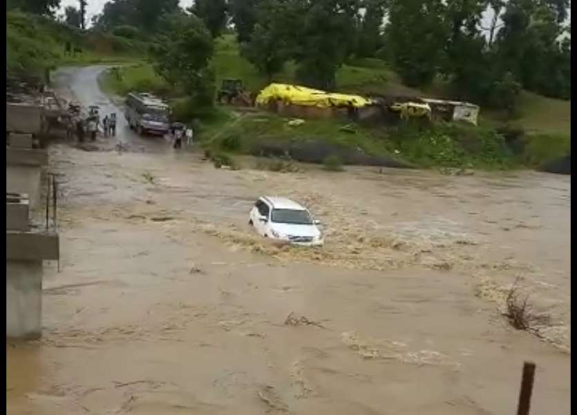 Video: नदी थी उफान पर और पुलिया के ऊपर से बह रहा था पानी, बस ड्राइवर ने जोखिम में डाल दी यात्रियों की जान- देखें Video