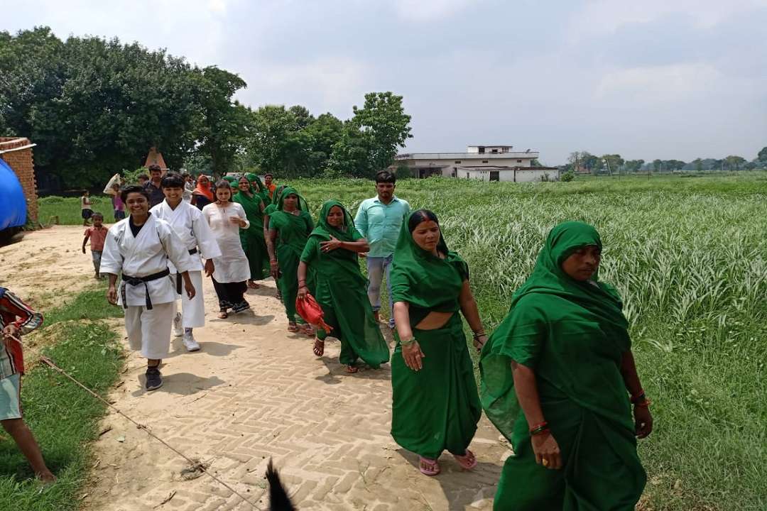जू़डो कराटे प्रशिक्षकों संग जौनपुर के नेवादा गांव की महिलाएं