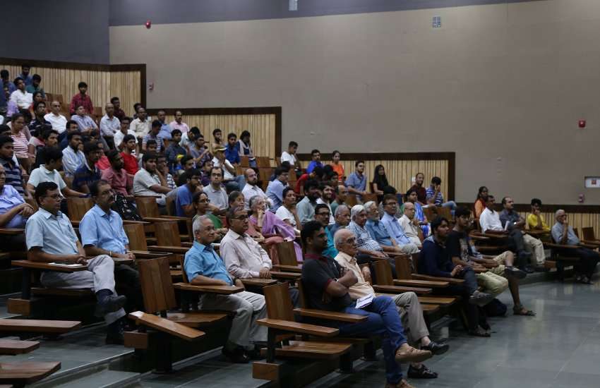 IIT Gandhinagar Lecture नेत्रहीनता का ८० फीसदी तक एक बार में उपचार संभव: डॉ अरविंद
