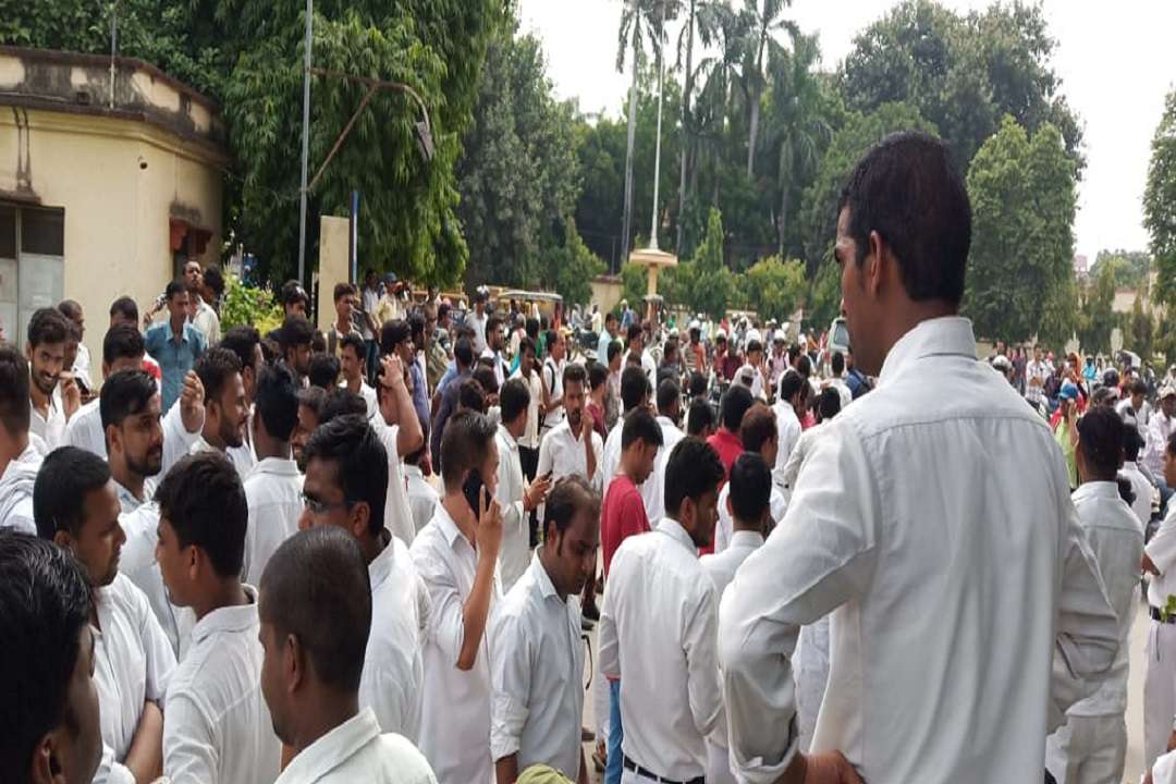बीएचयू अस्पताल के एमटीएस कर्मचारी हड़ताल पर