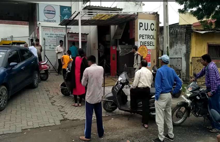 Ahmedabad News: अहमदाबाद में पीयूसी लेने के लिए लंबी लाइन, तीन घंटे तक इंतजार