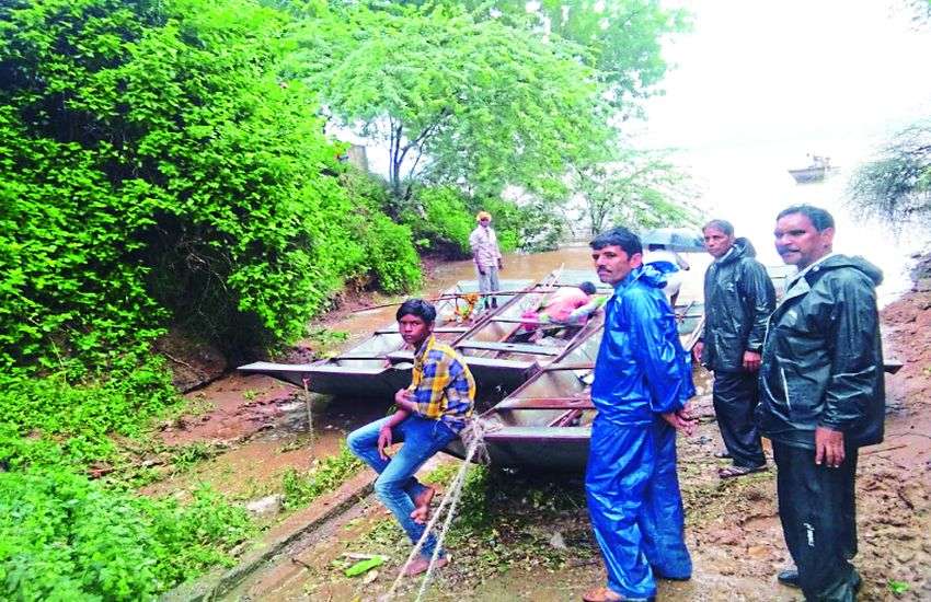 Heavy Rain : टापू बना गांव, राशन-दवाइयों को मोहताज हुए बीमार लोग, नाव से पहुंचे डॉक्टर