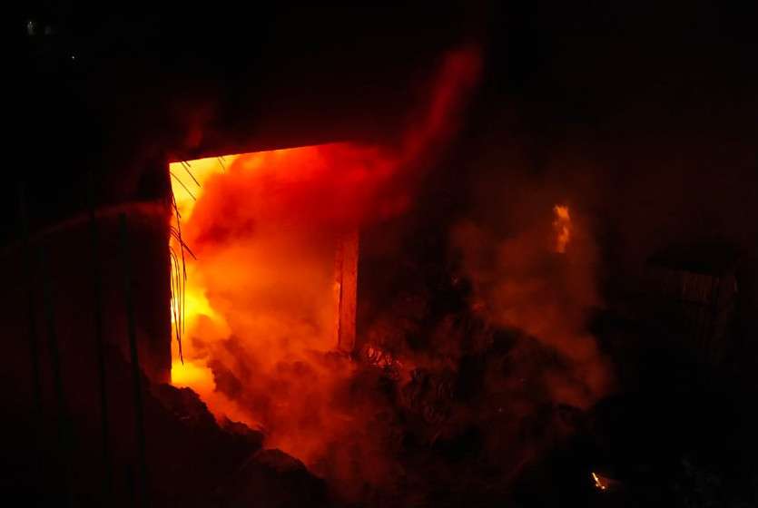 शहर की बोरी गोदाम में लगी भीषण आग, 12 लाख का माल जलकर स्वाहा, महिला ने भागकर बचाई जान