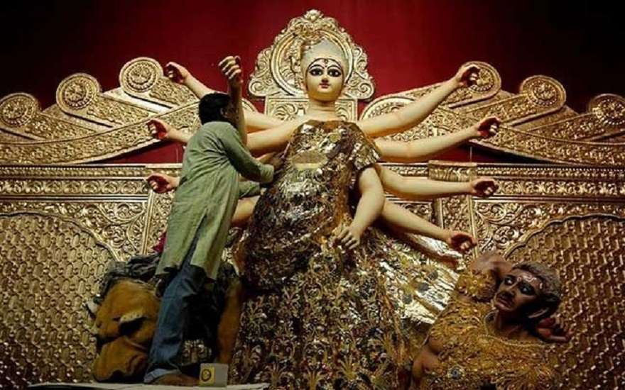 बंगाल के इस सबसे महंगे पूजा पंडाल में लेजर से होगी 50 किलो के सोने की मूर्ति की सुरक्षा
