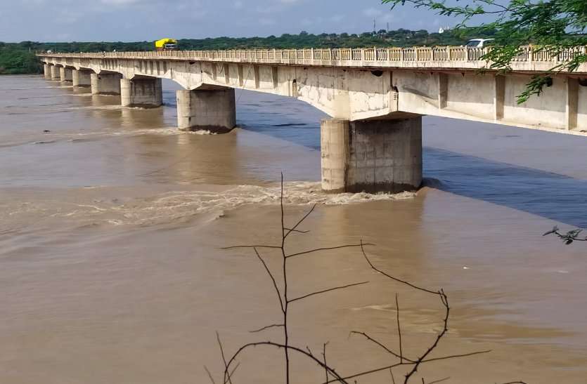 chambal river water level crosses danger point causes flood in ater