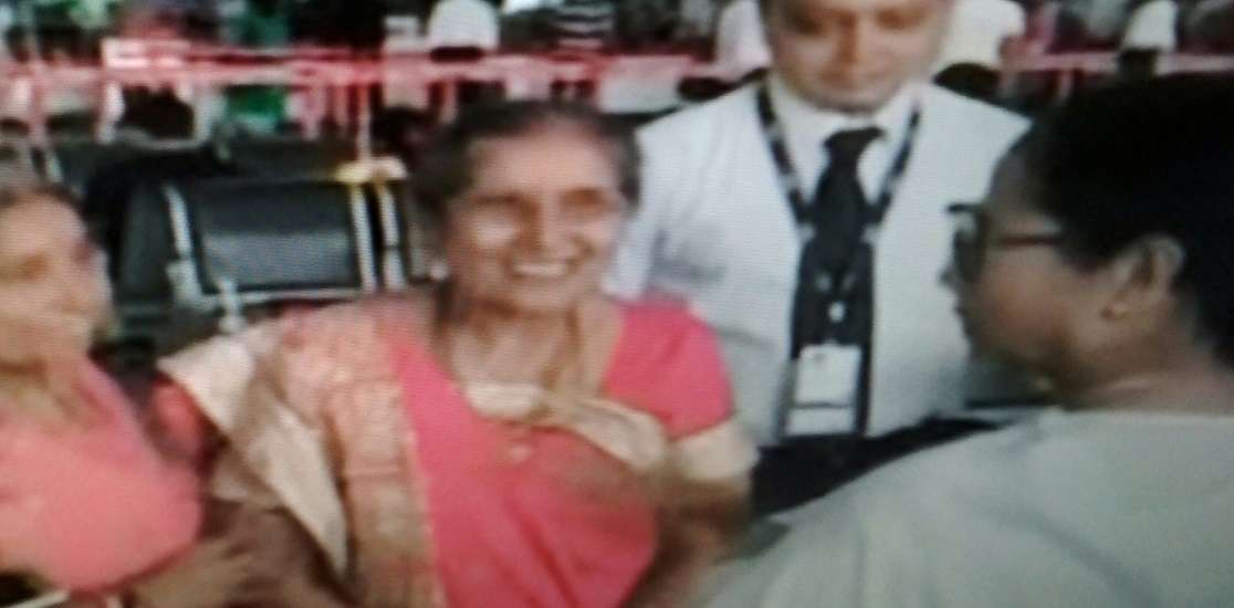 Mamta and Modi's wife meet : अचानक पीएम मोदी की पत्नी से कैसे दमदम एयरपोर्ट पर मिली ममता