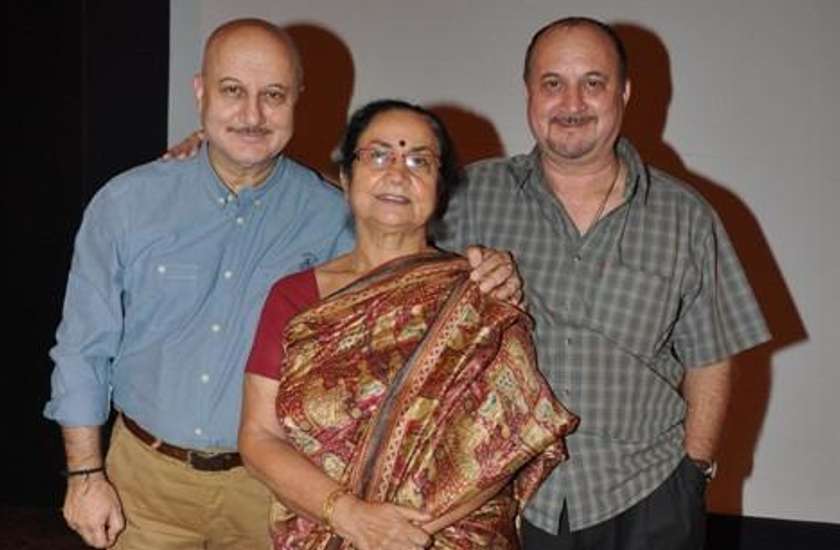 प्रधानमंत्री मोदी ने लिया 64 साल के अनुपम खेर की मां का आशीर्वाद, एक्टर ने मां दुलारी का वीडियो किया जारी