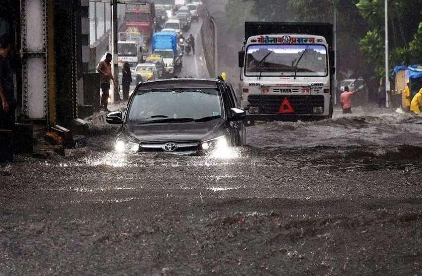 691536-mumbai-rain-road-traffic_4775890_835x547-m.jpg
