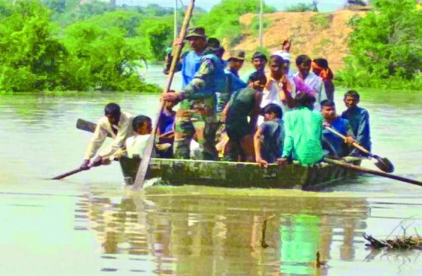 chambal river water lavel of flood decreases 1.5 meter