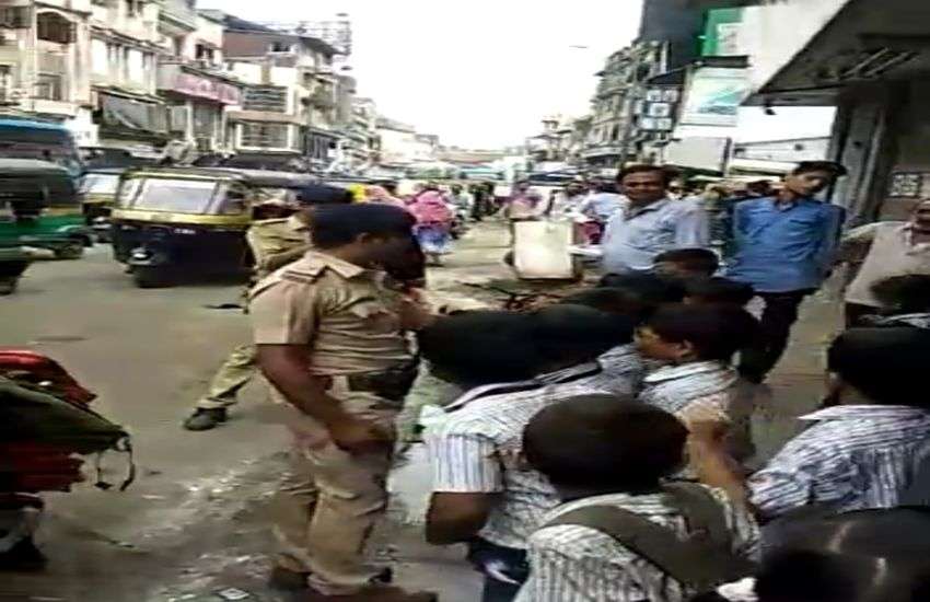 Surat News; स्कूल ऑटो को रोक कर पुलिस ने गिनती की तो निकले 20 बच्चे