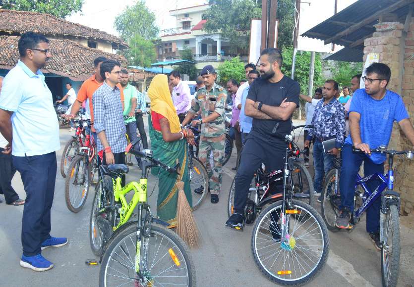 IAS ने साइकिल से किया शहर का भ्रमण, अचानक इस चीज पर पड़ी नजर तो लगाया 20 हजार रुपए का जुर्माना