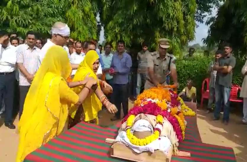 राजस्थान के जांबाज इंस्पेक्टर विक्रम सिंह का हुआ अंतिम संस्कार, 8 वर्षीय बेटे ने दी मुखाग्नि