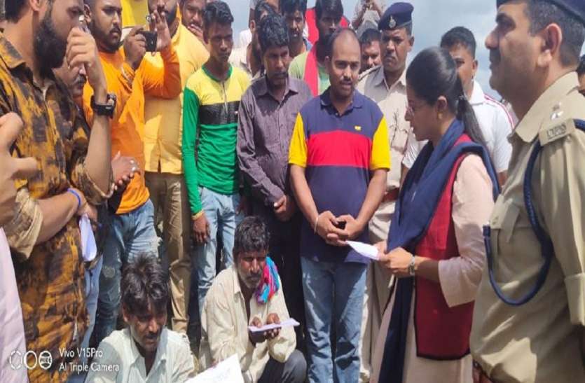 collector shivpuri provide 4 lacs cheque to dalit family of shivpuri
