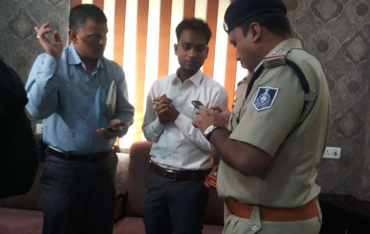police interrogates fake IAS