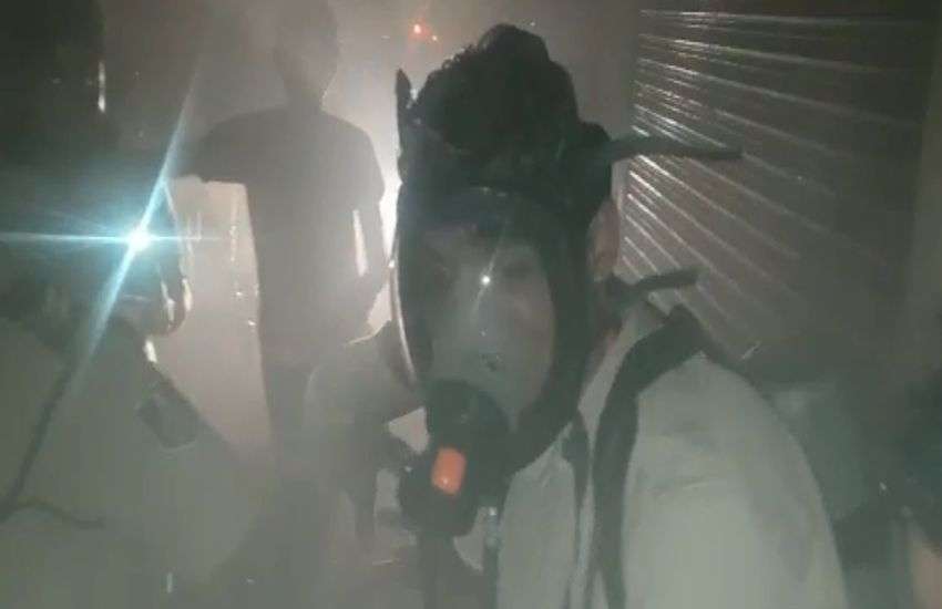 VIDEO : इंद्रासन कॉम्प्लेक्स में देर रात लगी आग, गोद में उठाकर बुजुर्गो को नीचे लाए पुलिस वाले