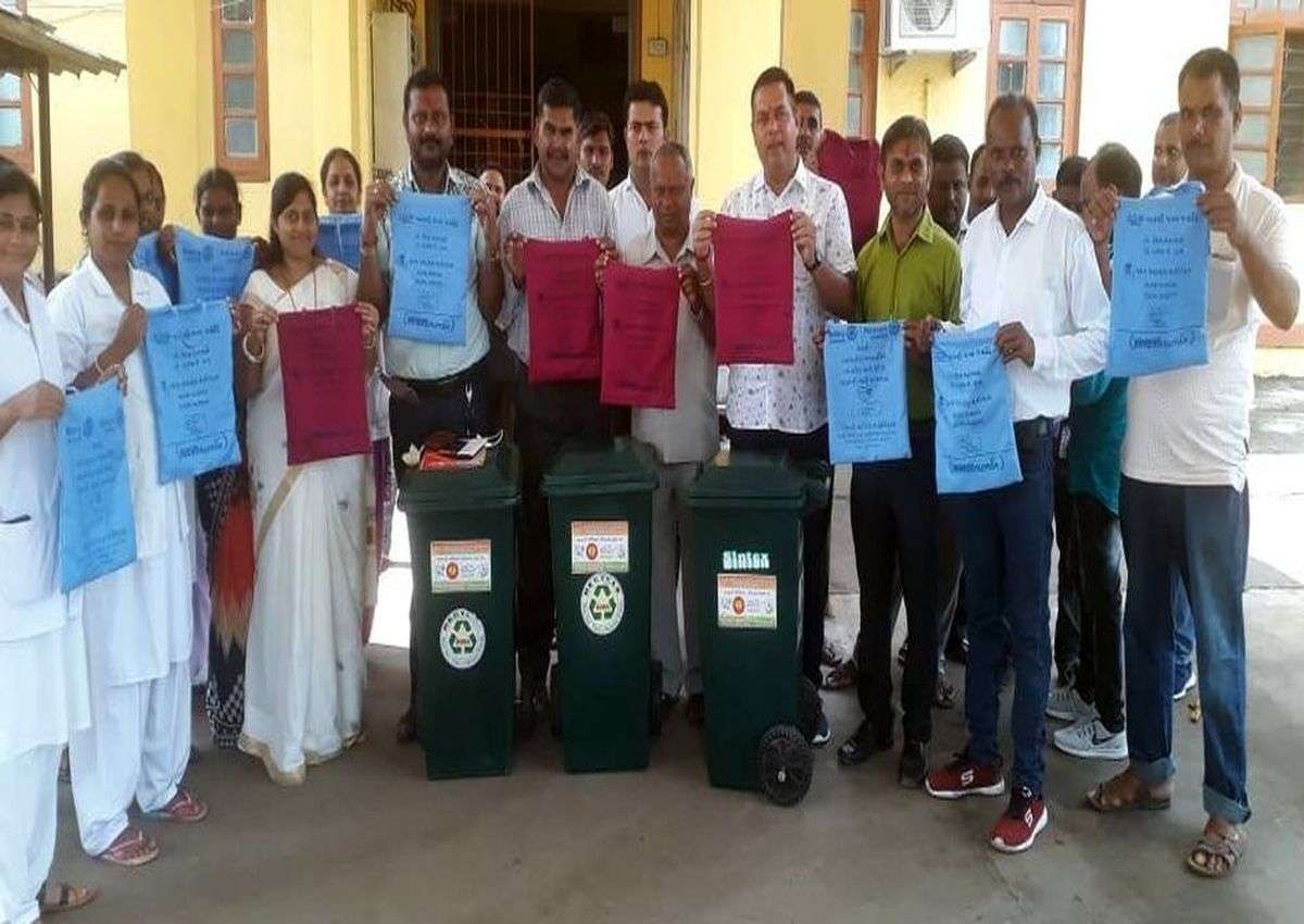 Cleanliness Drive News; वलसाड और वापी रेलवे स्टेशन पर सफाई में जुटे हाथ