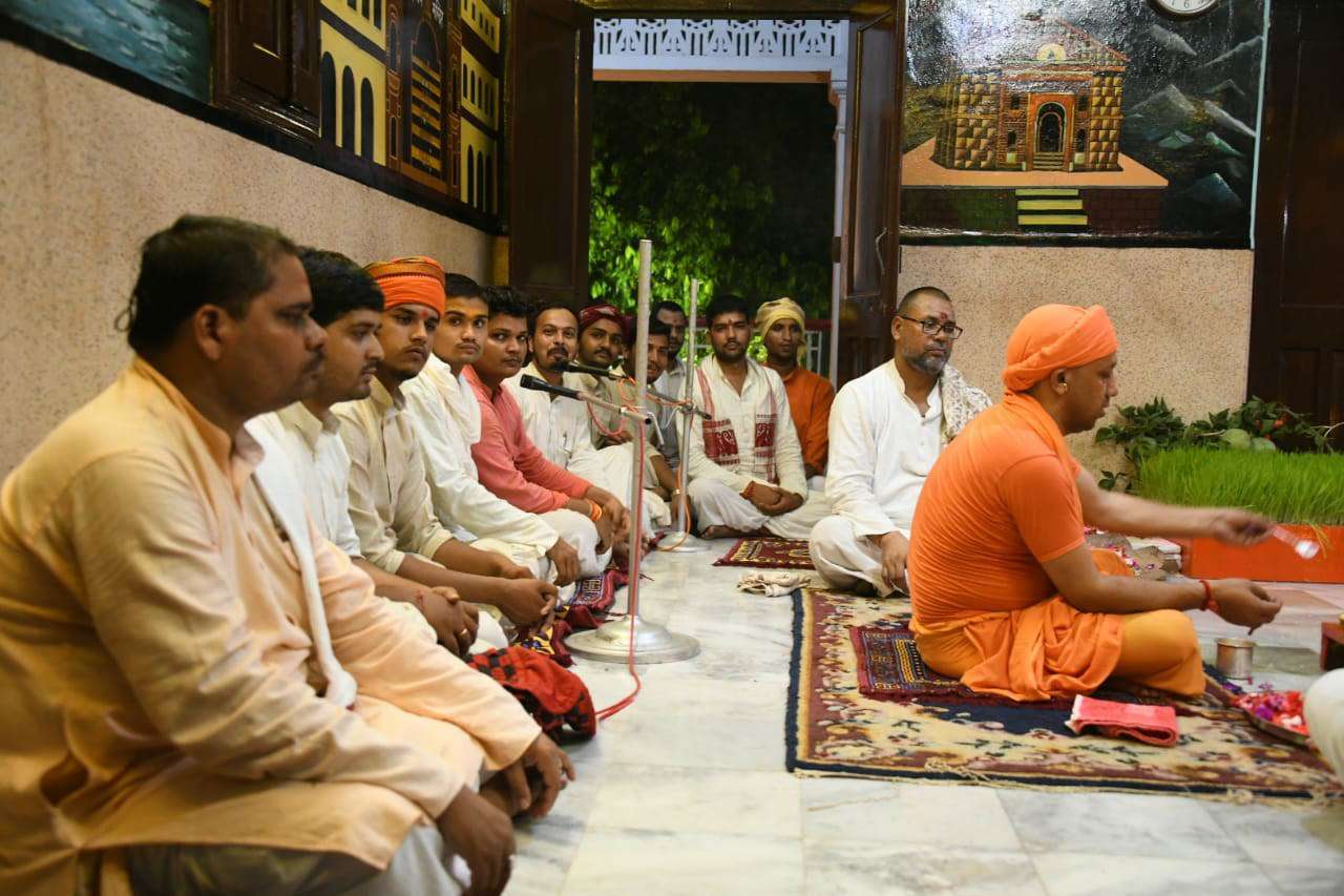Navratri Puja in Gorakhnath Mandir गोरक्षपीठाधीश्वर ने हवन के बाद रात में किया महानिशा पूजा