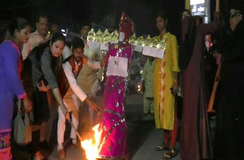 Dussehra 2019 : तलाक पीड़ित महिलाओं ने जलाया तलाक, हलाला और बहु विवाह का पुतला- देखें वीडियो