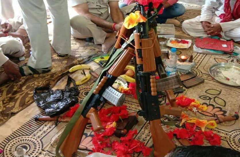 पुलिस विभाग में आज पूजा-पाठ के बाद हुई काम की शुरुआत, जंग खाते शस्त्रों को किया गया साफ, ये है परंपरा...