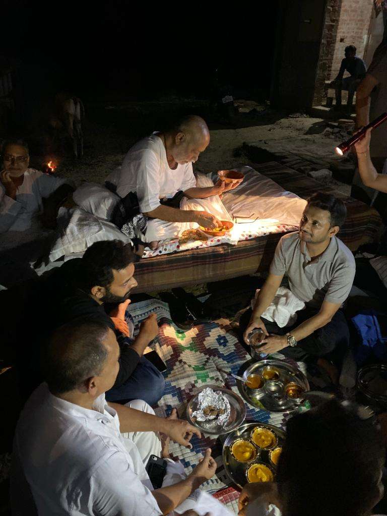 देश के जाने माने रामकथा वाचक पहुंच गए सीएम योगी आदित्यनाथ के चहेते गांव में, इस तरह किया यहां भोजन