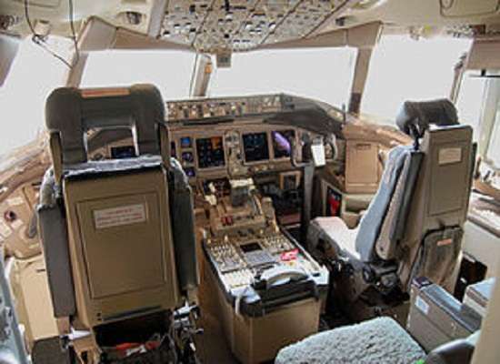 310px-boeing_777-200er_cockpit.jpg