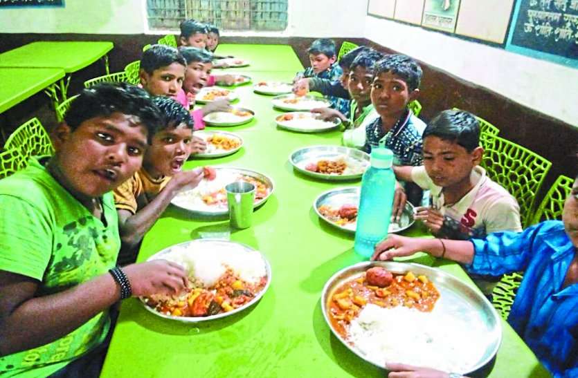 छात्रावासों में संख्या बढ़ाने बच्चों को परोस रहे चिकन-बिरयानी