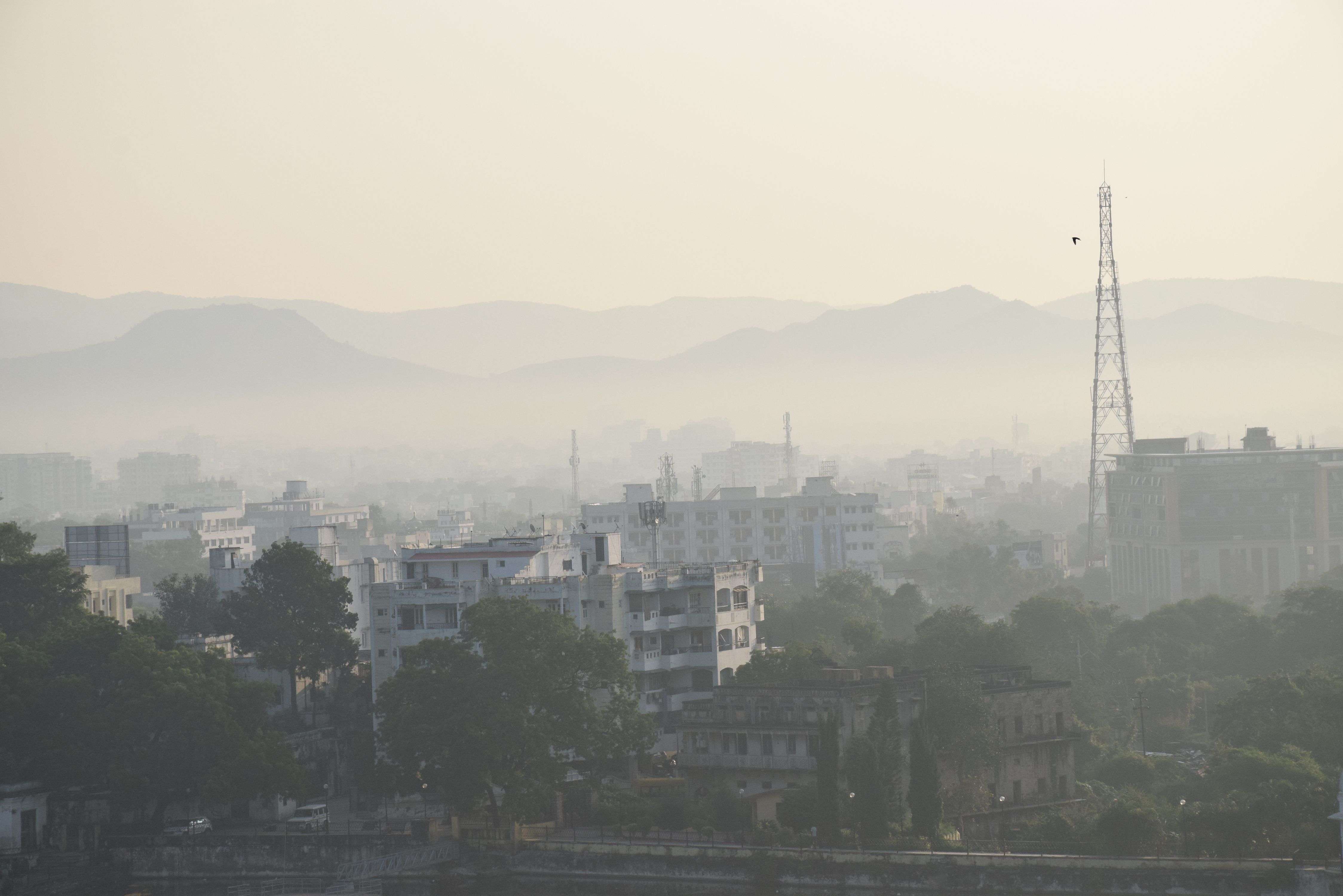 गुलाबी शर्दी का अहसास उदयपुर में मौसम में ठंडक के बाद सुबह छाने लगी धुंध