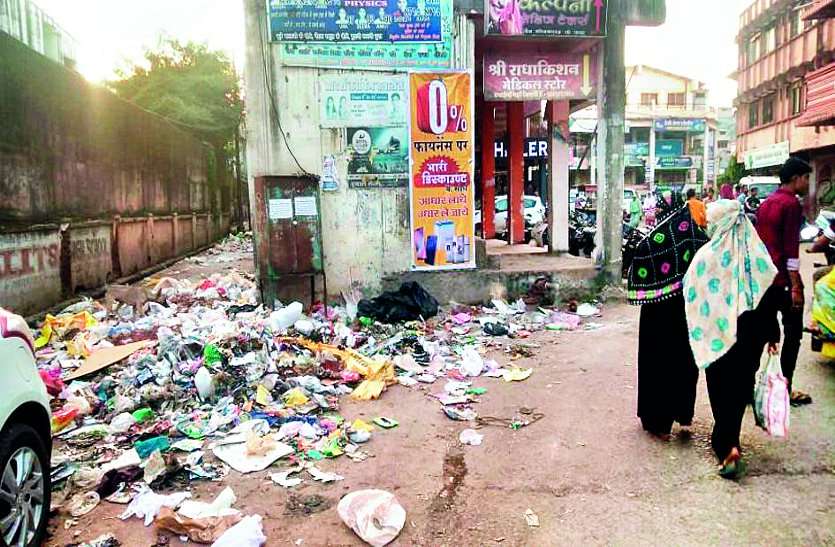 सीएमओ-अध्यक्ष का वर्चस्व विवाद: सफाई के लिए हर माह 74 लाख रुपए खर्च करने वाला शहर दीपावली से पहले बना कचराघर