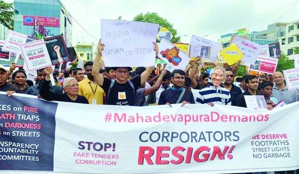 बेंगलूरु के लोग मांग रहे विधायक -सांसदों का इस्तीफा