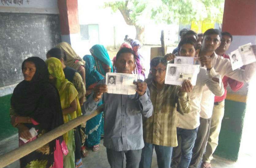 लोधा के प्राथमिक विद्यालय हरिदासपुर में मतदान के लिए सुबह से ही मतदाताओं की लाइन लग गई
