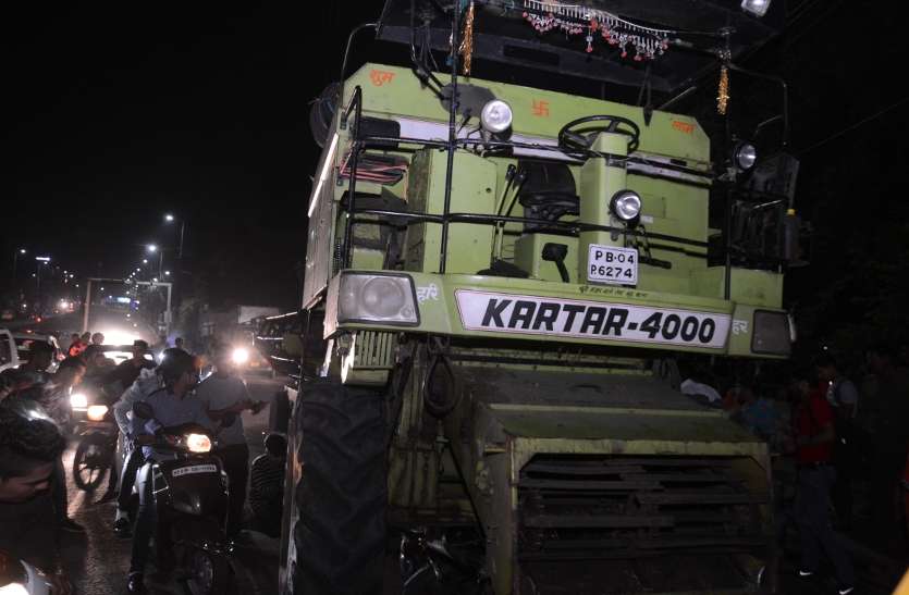 Harvester crushed ten vehicles in bhopal