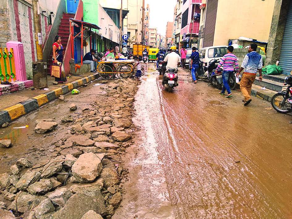 दिवाली पर दर्द दे रही बेंगलूरु की टूटी सड़कें